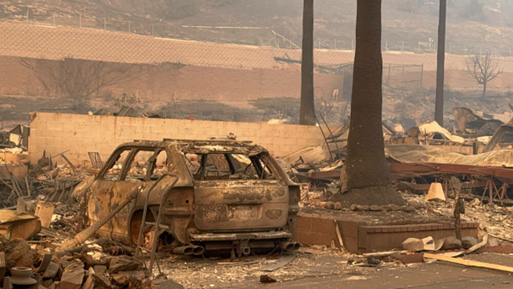 Incendiile din jurul Los Angeles, în imagini. Rafalele de până la 160 km/h au transportat jarul la kilometri depărtare. FOTO - Imaginea 3