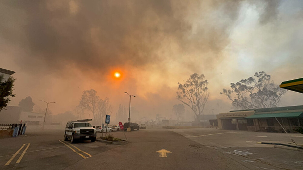 Incendiile din jurul Los Angeles, în imagini. Rafalele de până la 160 km/h au transportat jarul la kilometri depărtare. FOTO - Imaginea 4