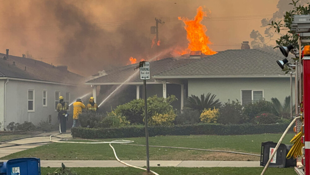 Incendiile din jurul Los Angeles, în imagini. Rafalele de până la 160 km/h au transportat jarul la kilometri depărtare. FOTO - Imaginea 5