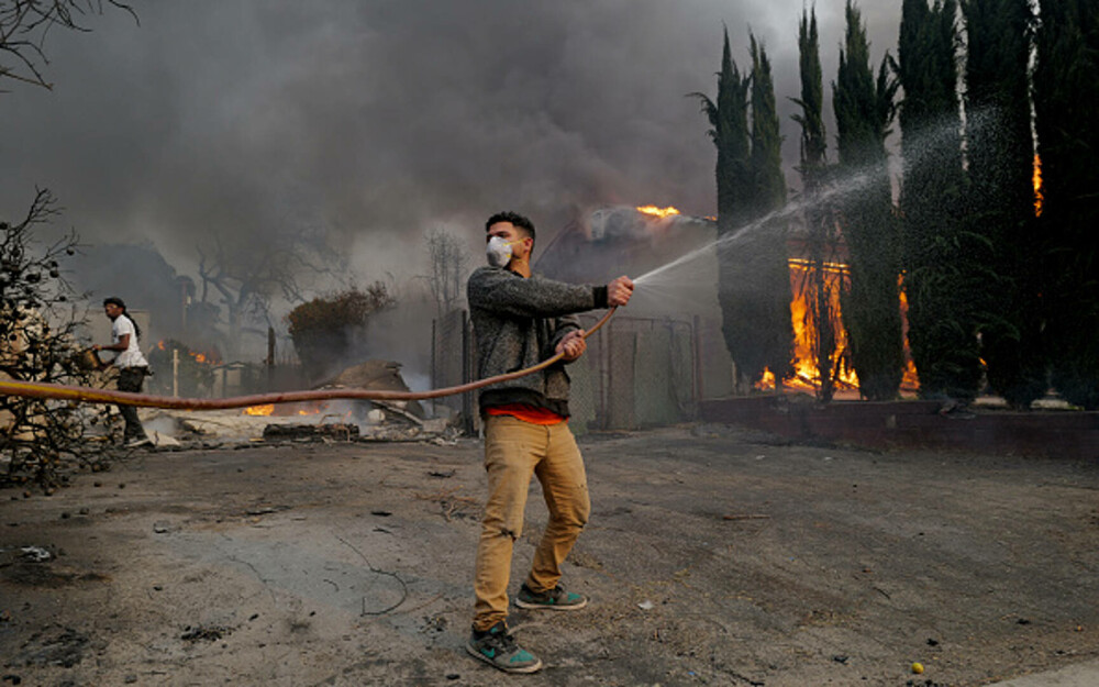 Incendiile din jurul Los Angeles, în imagini. Rafalele de până la 160 km/h au transportat jarul la kilometri depărtare. FOTO - Imaginea 6