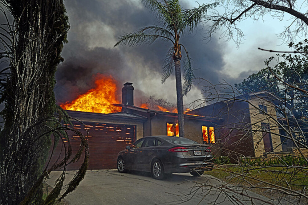 Incendiile din jurul Los Angeles, în imagini. Rafalele de până la 160 km/h au transportat jarul la kilometri depărtare. FOTO - Imaginea 7