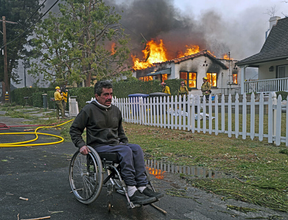 Incendiile din jurul Los Angeles, în imagini. Rafalele de până la 160 km/h au transportat jarul la kilometri depărtare. FOTO - Imaginea 8