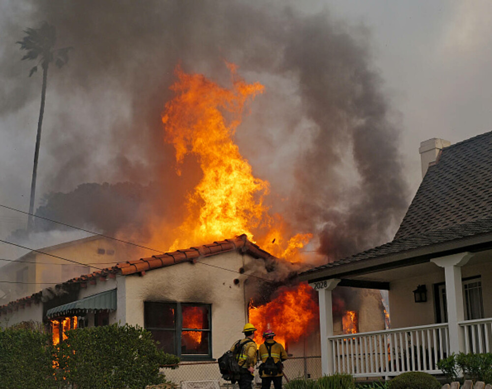 Incendiile din jurul Los Angeles, în imagini. Rafalele de până la 160 km/h au transportat jarul la kilometri depărtare. FOTO - Imaginea 9