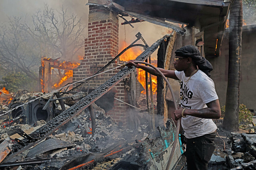 Incendiile din jurul Los Angeles, în imagini. Rafalele de până la 160 km/h au transportat jarul la kilometri depărtare. FOTO - Imaginea 10