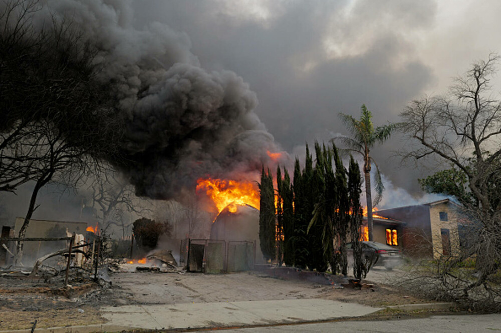 Incendiile din jurul Los Angeles, în imagini. Rafalele de până la 160 km/h au transportat jarul la kilometri depărtare. FOTO - Imaginea 11