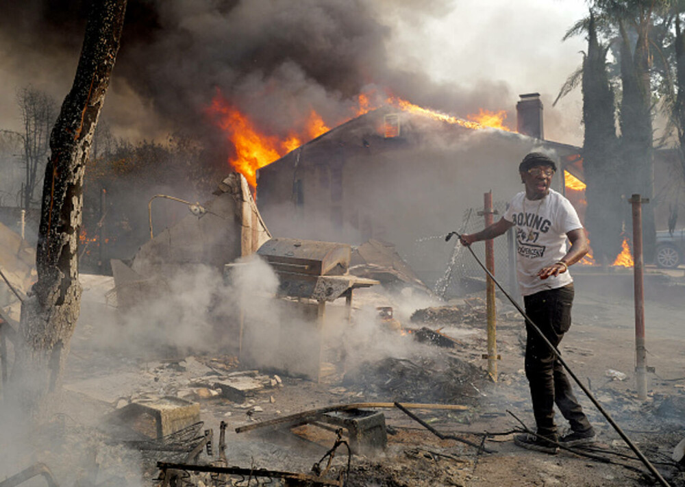 Incendiile din jurul Los Angeles, în imagini. Rafalele de până la 160 km/h au transportat jarul la kilometri depărtare. FOTO - Imaginea 12