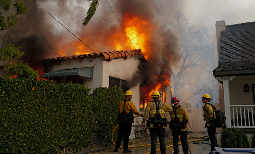 Incendiile din jurul Los Angeles, în imagini. Rafalele de până la 160 km/h au transportat jarul la kilometri depărtare. FOTO - Imaginea 13