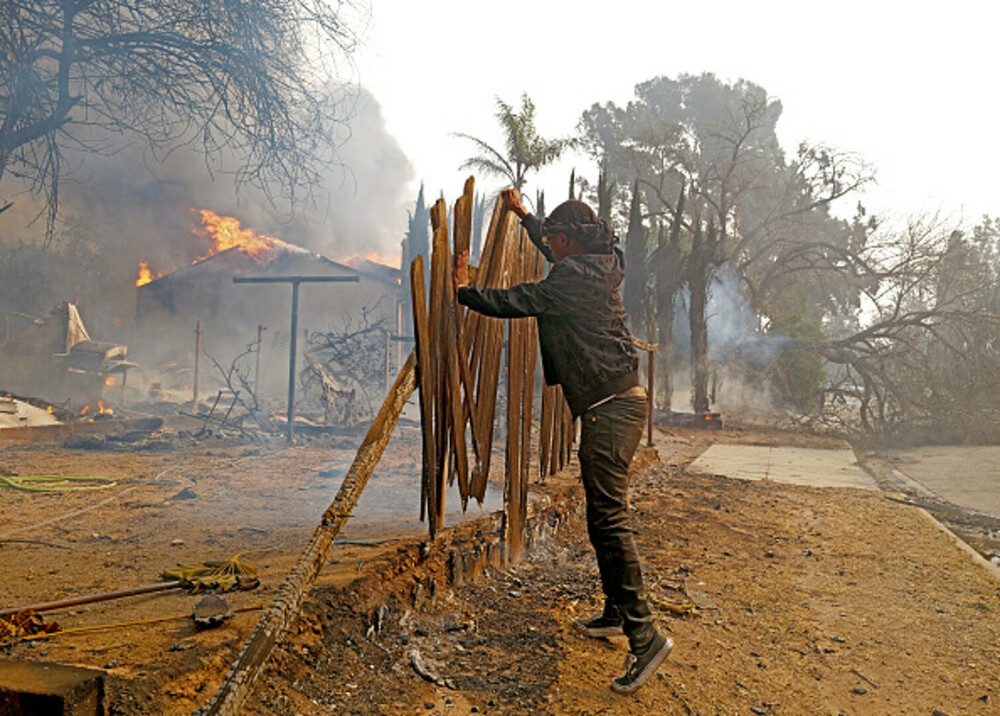 Incendiile din jurul Los Angeles, în imagini. Rafalele de până la 160 km/h au transportat jarul la kilometri depărtare. FOTO - Imaginea 14