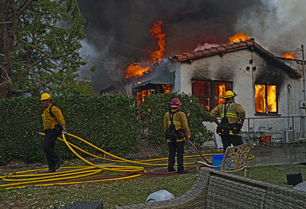 Incendiile din jurul Los Angeles, în imagini. Rafalele de până la 160 km/h au transportat jarul la kilometri depărtare. FOTO - Imaginea 15