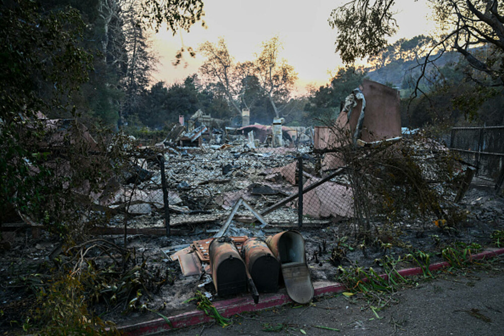 Incendiile din jurul Los Angeles, în imagini. Rafalele de până la 160 km/h au transportat jarul la kilometri depărtare. FOTO - Imaginea 16