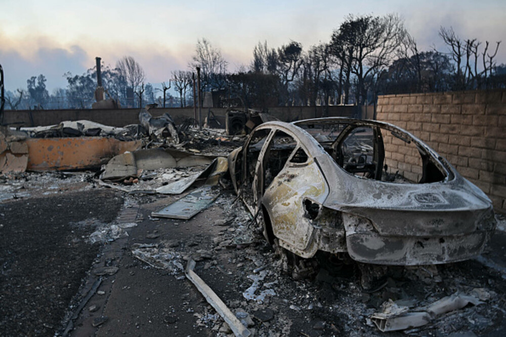 Incendiile din jurul Los Angeles, în imagini. Rafalele de până la 160 km/h au transportat jarul la kilometri depărtare. FOTO - Imaginea 18