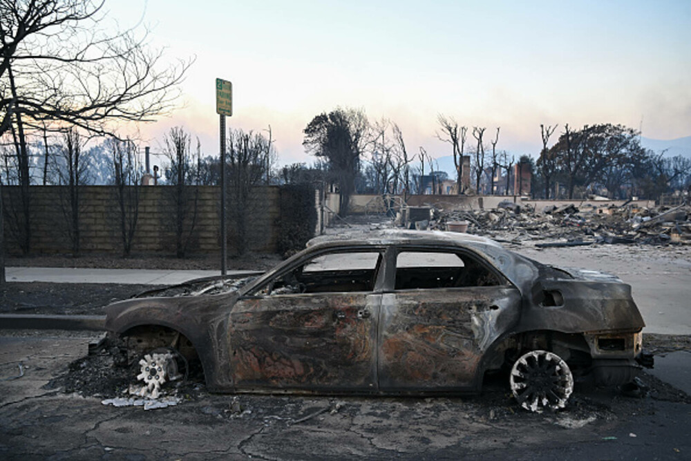 Incendiile din jurul Los Angeles, în imagini. Rafalele de până la 160 km/h au transportat jarul la kilometri depărtare. FOTO - Imaginea 19