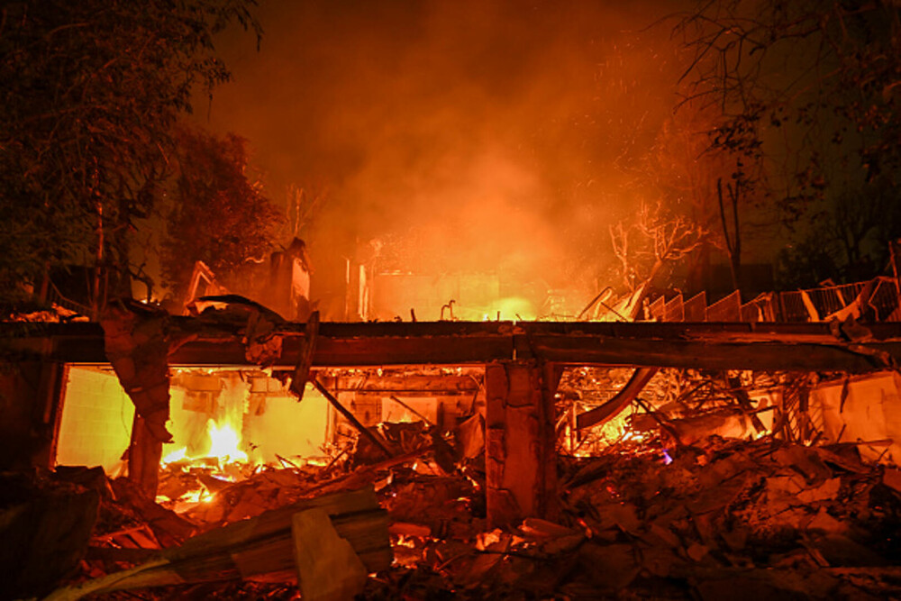 Incendiile din jurul Los Angeles, în imagini. Rafalele de până la 160 km/h au transportat jarul la kilometri depărtare. FOTO - Imaginea 20