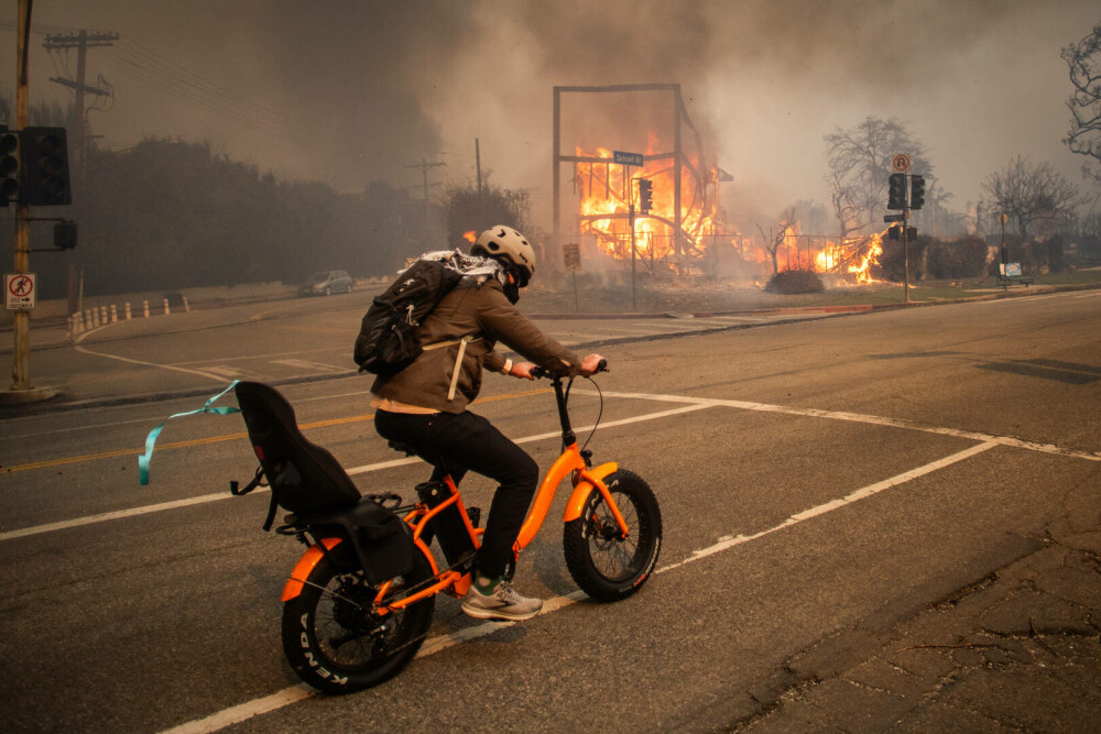 Incendiile din jurul Los Angeles, în imagini. Rafalele de până la 160 km/h au transportat jarul la kilometri depărtare. FOTO - Imaginea 21