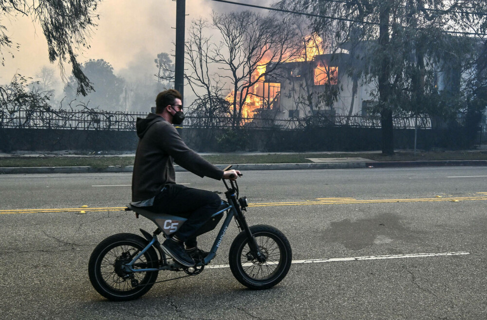 Incendiile din jurul Los Angeles, în imagini. Rafalele de până la 160 km/h au transportat jarul la kilometri depărtare. FOTO - Imaginea 22