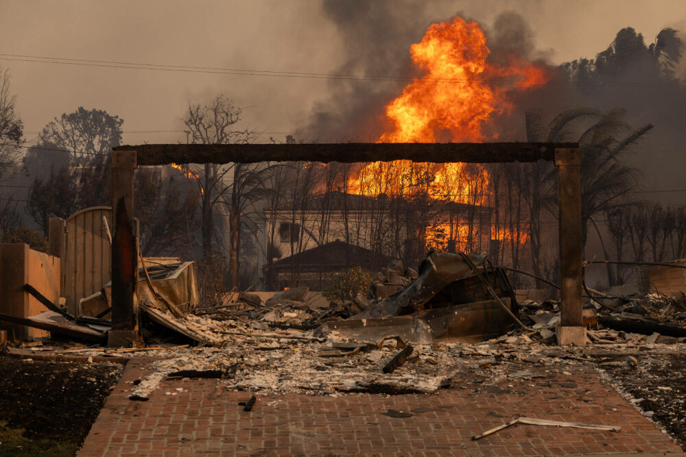 Incendiile din jurul Los Angeles, în imagini. Rafalele de până la 160 km/h au transportat jarul la kilometri depărtare. FOTO - Imaginea 23