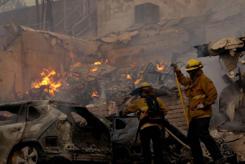 Incendiile din jurul Los Angeles, în imagini. Rafalele de până la 160 km/h au transportat jarul la kilometri depărtare. FOTO - Imaginea 24