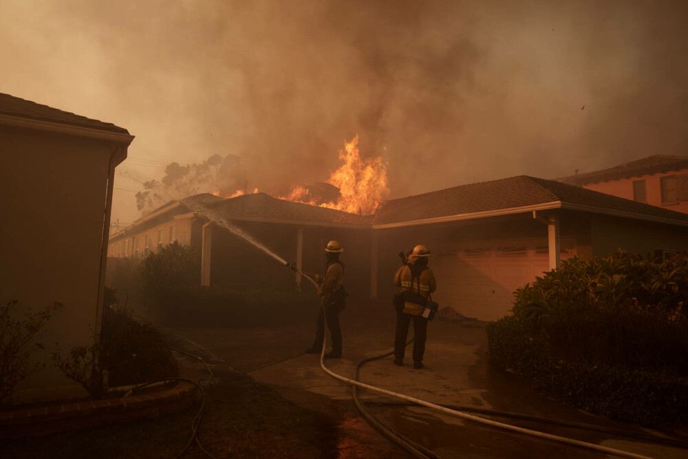 Incendiile din jurul Los Angeles, în imagini. Rafalele de până la 160 km/h au transportat jarul la kilometri depărtare. FOTO - Imaginea 25