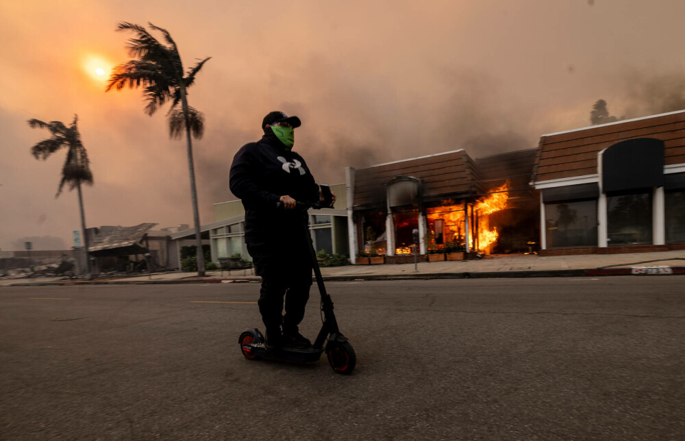 Incendiile din jurul Los Angeles, în imagini. Rafalele de până la 160 km/h au transportat jarul la kilometri depărtare. FOTO - Imaginea 26