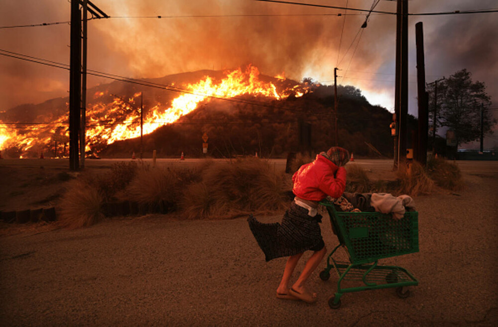 Incendiile din jurul Los Angeles, în imagini. Rafalele de până la 160 km/h au transportat jarul la kilometri depărtare. FOTO - Imaginea 27