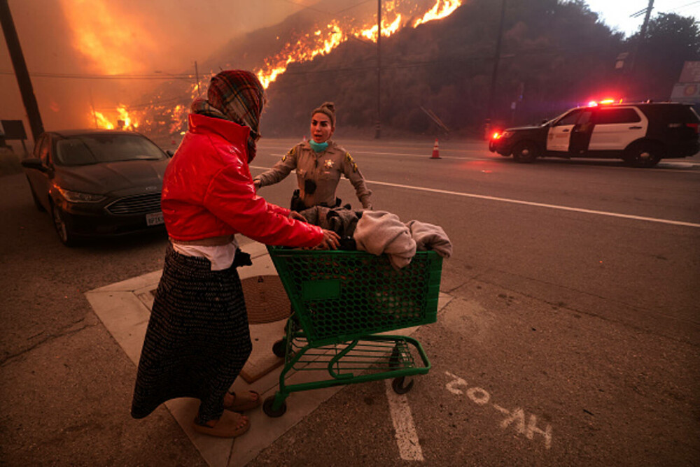 Incendiile din jurul Los Angeles, în imagini. Rafalele de până la 160 km/h au transportat jarul la kilometri depărtare. FOTO - Imaginea 28