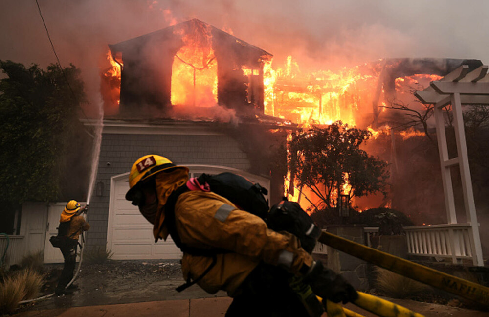 Incendiile din jurul Los Angeles, în imagini. Rafalele de până la 160 km/h au transportat jarul la kilometri depărtare. FOTO - Imaginea 29