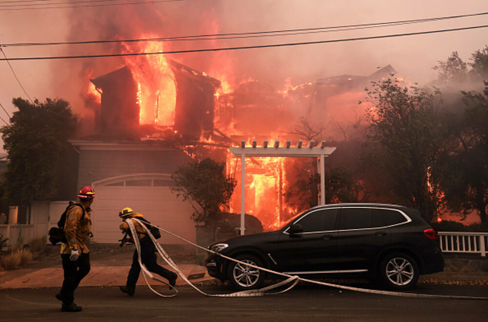 Incendiile din jurul Los Angeles, în imagini. Rafalele de până la 160 km/h au transportat jarul la kilometri depărtare. FOTO - Imaginea 30