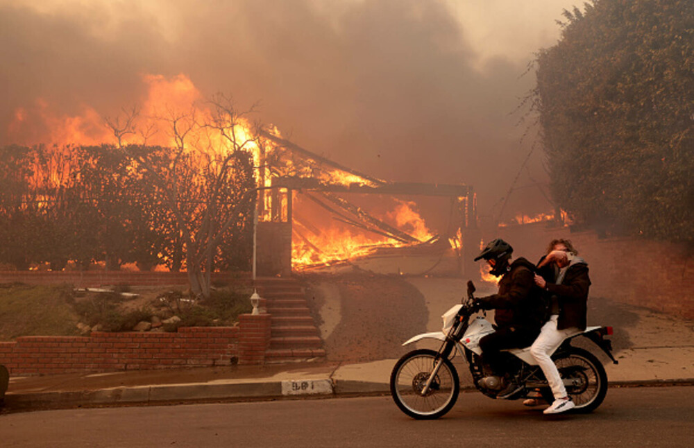 Incendiile din jurul Los Angeles, în imagini. Rafalele de până la 160 km/h au transportat jarul la kilometri depărtare. FOTO - Imaginea 31