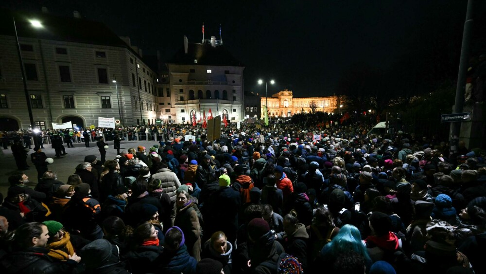 Protest uriaș în Austria. Zeci de mii de oameni au ieșit în stradă: „Nu vrem un cancelar de extremă dreapta”. VIDEO - Imaginea 9