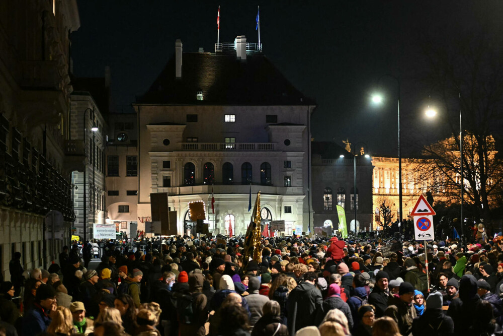 Protest uriaș în Austria. Zeci de mii de oameni au ieșit în stradă: „Nu vrem un cancelar de extremă dreapta”. VIDEO - Imaginea 10