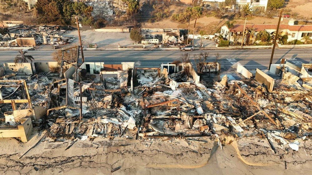 Paris Hilton a publicat imagini cu ruinele casei sale din Malibu, care a fost distrusă de incendiile violente. FOTO & VIDEO - Imaginea 2