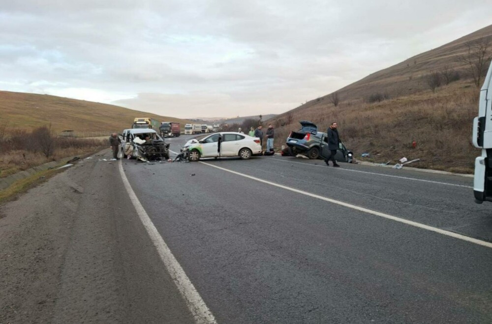 Doi copii de 2 ani şi patru adulţi au fost răniţi după un carambol cu un TIR şi 3 maşini, în Cluj. FOTO - Imaginea 2