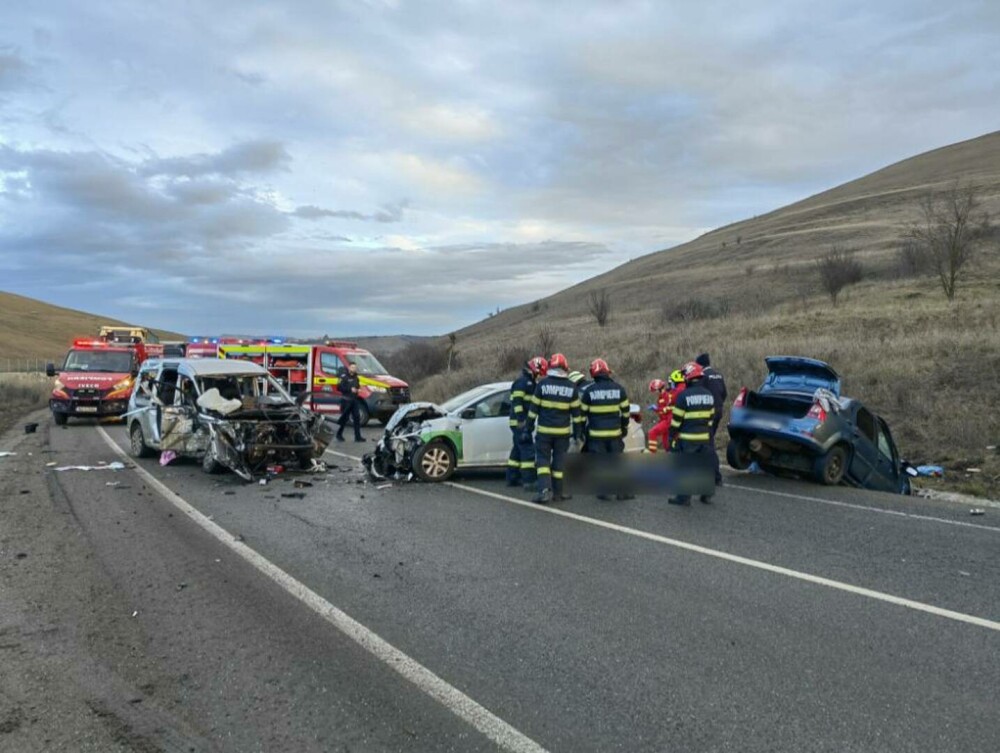 Doi copii de 2 ani şi patru adulţi au fost răniţi după un carambol cu un TIR şi 3 maşini, în Cluj. FOTO - Imaginea 1