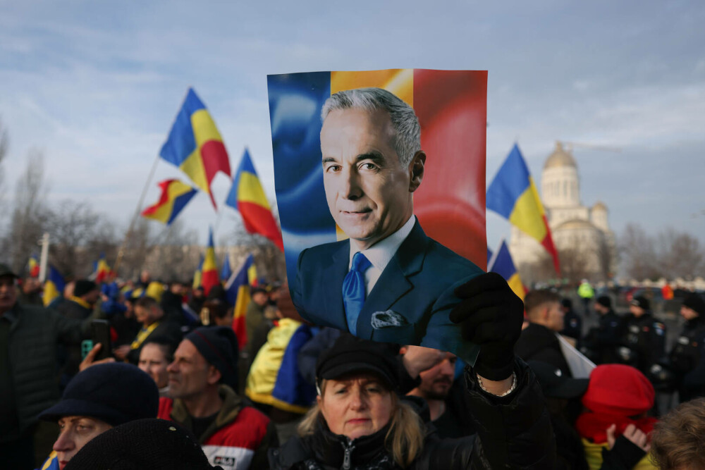 FOTO-VIDEO. Peste o mie de oameni au protestat în fața Curții Constituționale față de anularea alegerilor prezidențiale - Imaginea 1