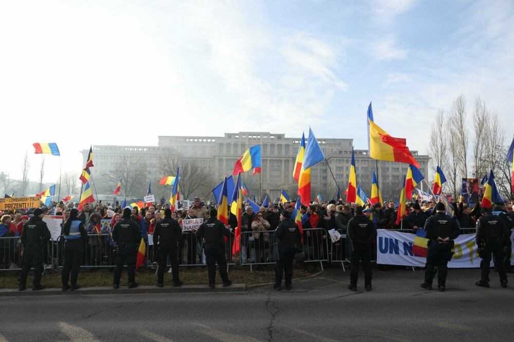 FOTO-VIDEO. Peste o mie de oameni au protestat în fața Curții Constituționale față de anularea alegerilor prezidențiale - Imaginea 3