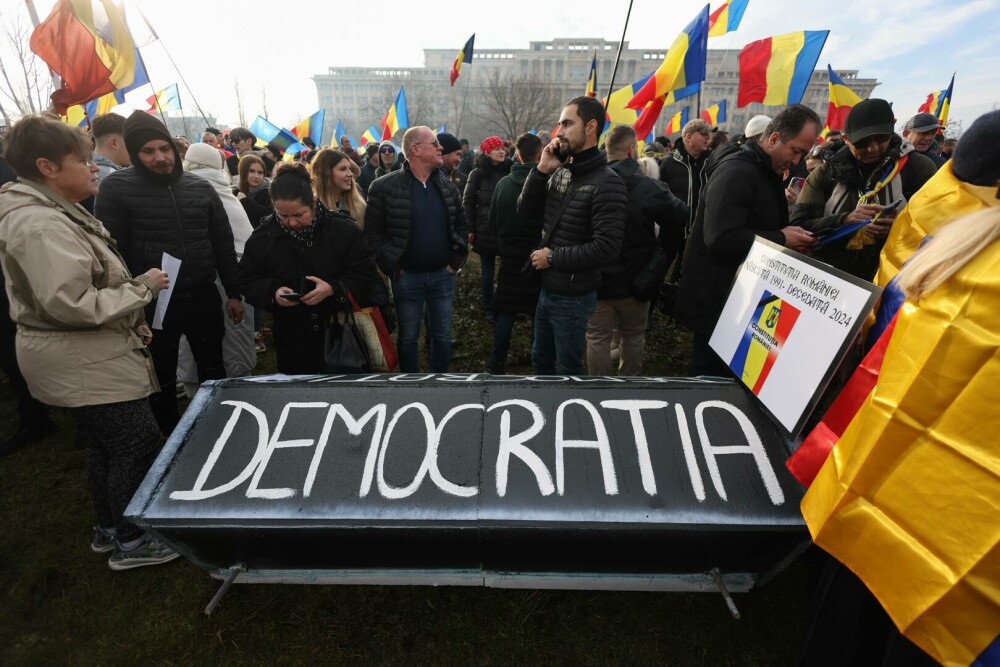 FOTO-VIDEO. Peste o mie de oameni au protestat în fața Curții Constituționale față de anularea alegerilor prezidențiale - Imaginea 4