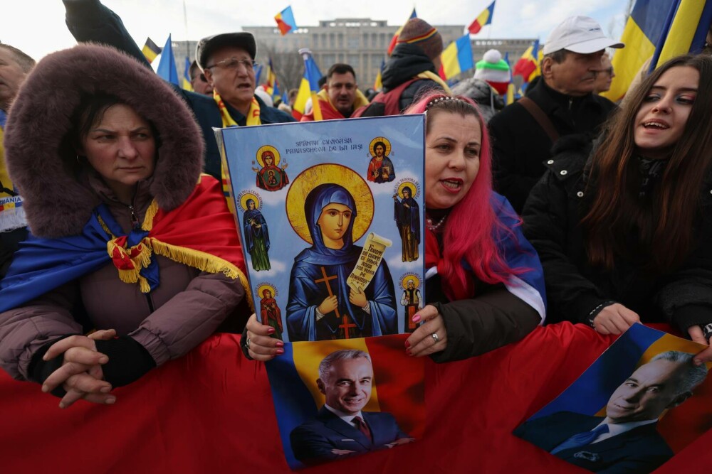 FOTO-VIDEO. Peste o mie de oameni au protestat în fața Curții Constituționale față de anularea alegerilor prezidențiale - Imaginea 5