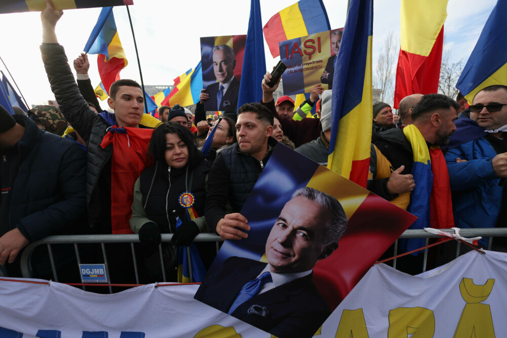 FOTO-VIDEO. Peste o mie de oameni au protestat în fața Curții Constituționale față de anularea alegerilor prezidențiale - Imaginea 6