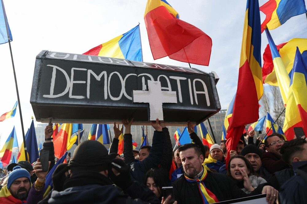 FOTO-VIDEO. Peste o mie de oameni au protestat în fața Curții Constituționale față de anularea alegerilor prezidențiale - Imaginea 7