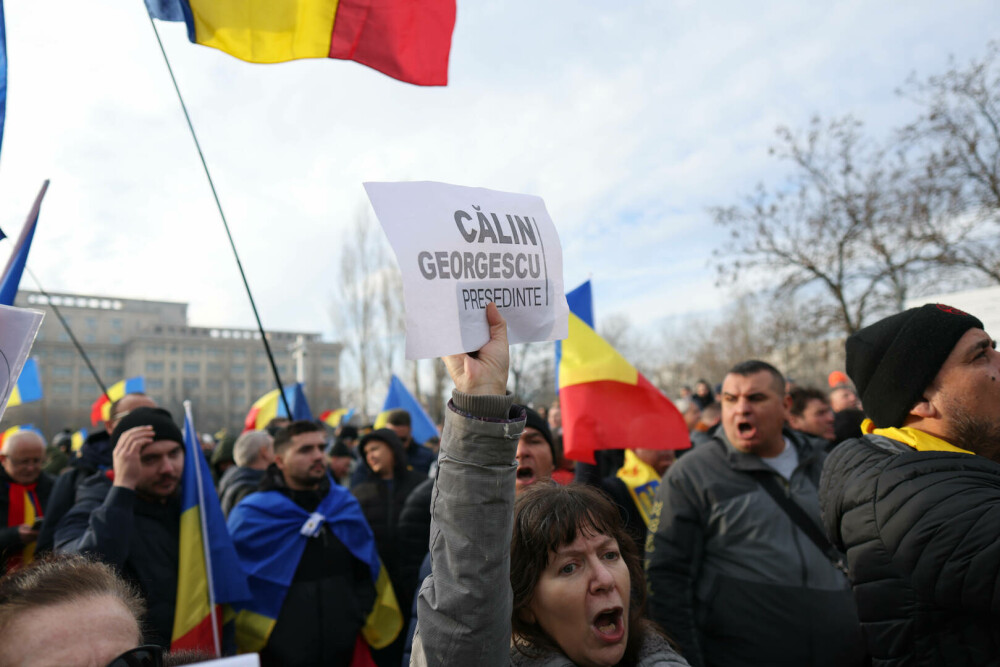 FOTO-VIDEO. Peste o mie de oameni au protestat în fața Curții Constituționale față de anularea alegerilor prezidențiale - Imaginea 9