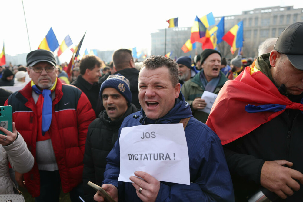 FOTO-VIDEO. Peste o mie de oameni au protestat în fața Curții Constituționale față de anularea alegerilor prezidențiale - Imaginea 10