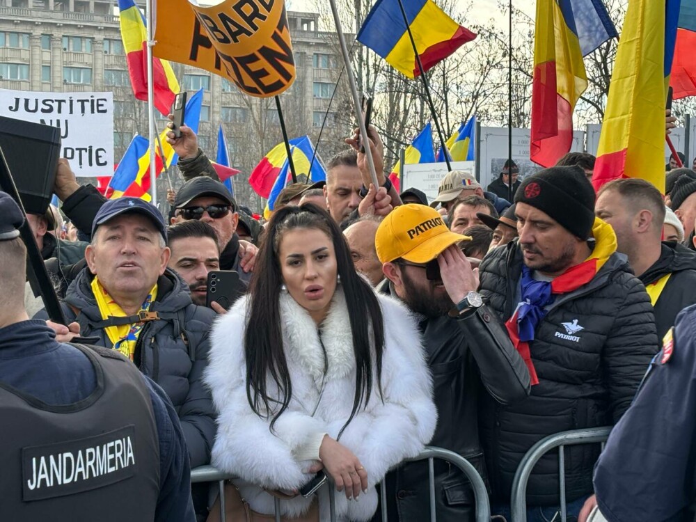 FOTO-VIDEO. Peste o mie de oameni au protestat în fața Curții Constituționale față de anularea alegerilor prezidențiale - Imaginea 11