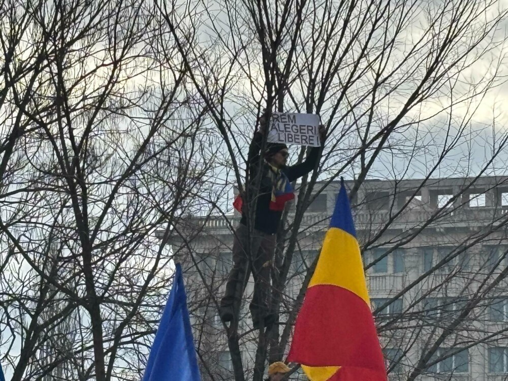 FOTO-VIDEO. Peste o mie de oameni au protestat în fața Curții Constituționale față de anularea alegerilor prezidențiale - Imaginea 12