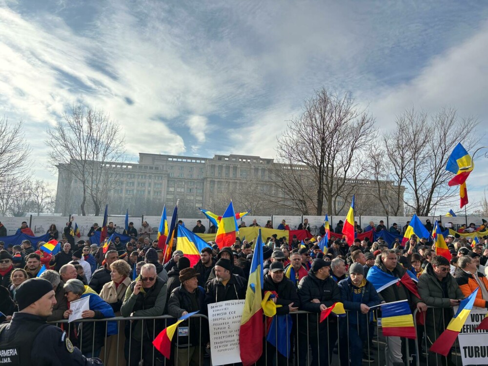 FOTO-VIDEO. Peste o mie de oameni au protestat în fața Curții Constituționale față de anularea alegerilor prezidențiale - Imaginea 13