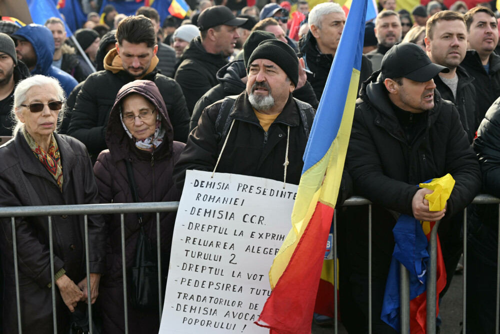 Susținătorii lui Georgescu amenință ”creștinește” cu moartea, cu cruci în mână. ”O să ardă mulți. Dumnezeu e cu noi!” | FOTO - Imaginea 7