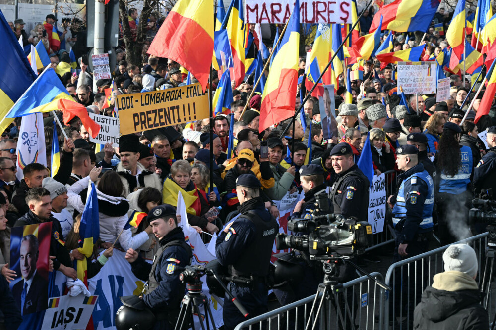 Susținătorii lui Georgescu amenință ”creștinește” cu moartea, cu cruci în mână. ”O să ardă mulți. Dumnezeu e cu noi!” | FOTO - Imaginea 8