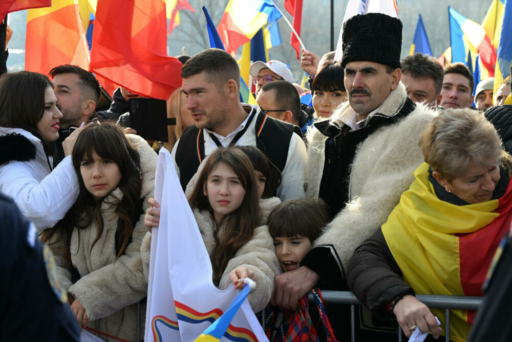 Susținătorii lui Georgescu amenință ”creștinește” cu moartea, cu cruci în mână. ”O să ardă mulți. Dumnezeu e cu noi!” | FOTO - Imaginea 10