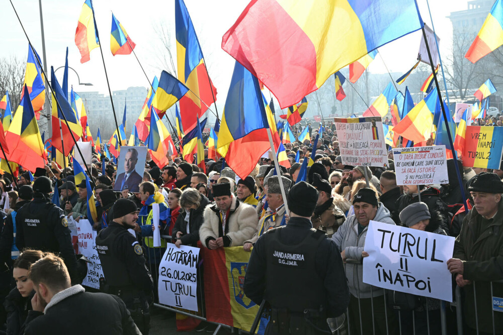 Susținătorii lui Georgescu amenință ”creștinește” cu moartea, cu cruci în mână. ”O să ardă mulți. Dumnezeu e cu noi!” | FOTO - Imaginea 11