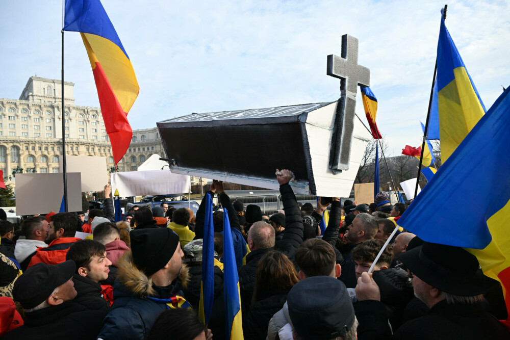 Susținătorii lui Georgescu amenință ”creștinește” cu moartea, cu cruci în mână. ”O să ardă mulți. Dumnezeu e cu noi!” | FOTO - Imaginea 14