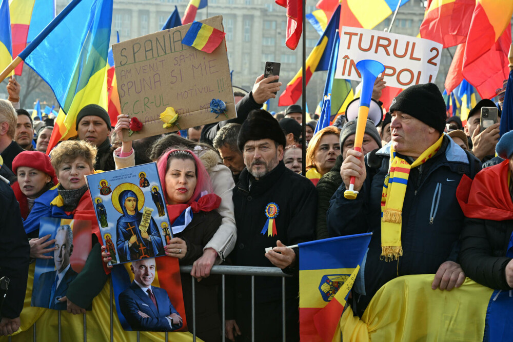 Susținătorii lui Georgescu amenință ”creștinește” cu moartea, cu cruci în mână. ”O să ardă mulți. Dumnezeu e cu noi!” | FOTO - Imaginea 17